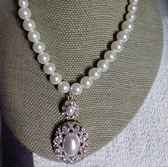 Vintage Jewelry - Faux pearl and crystal necklace